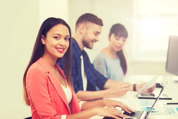 Lykkelig kvinne over kreativ arbeidsgruppe – stockfoto