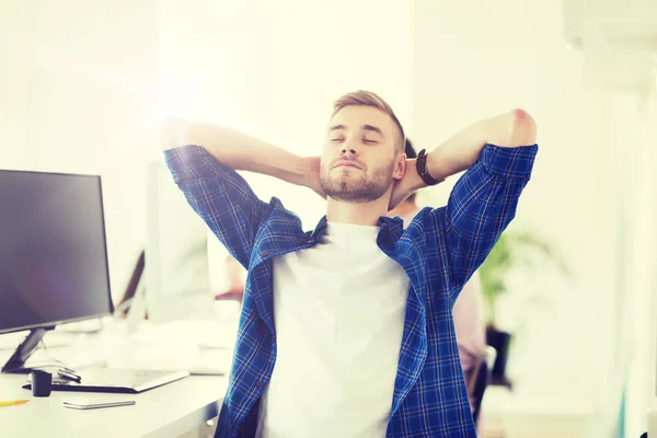 Hombre creativo feliz con el ordenador en la oficina — Foto de Stock