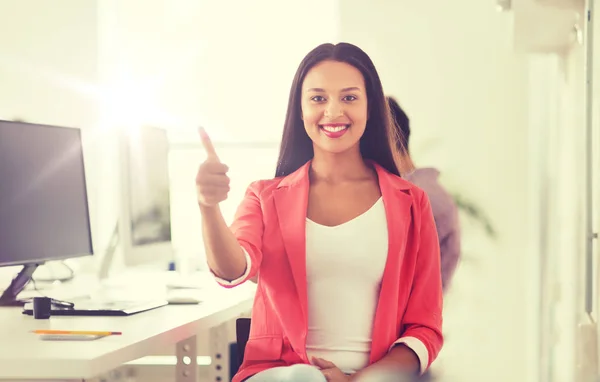 Mujer africana feliz mostrando pulgares en la oficina — Foto de Stock