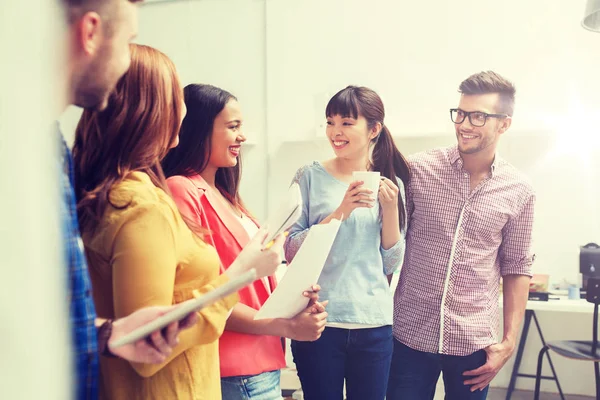 Kreativa team på kaffe paus pratar på office — Stockfoto