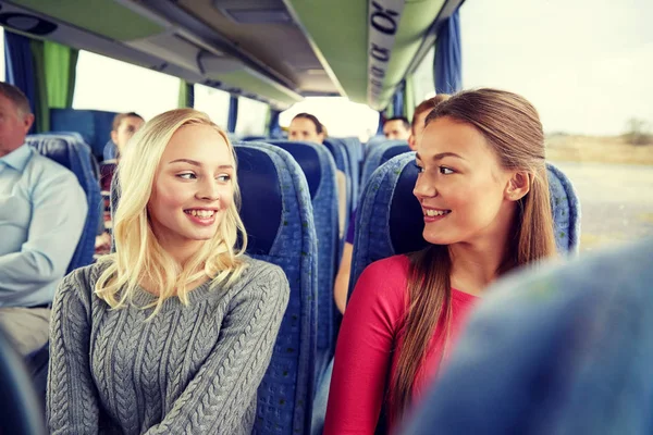 Mujeres jóvenes y felices hablando en autobús de viaje —  Fotos de Stock