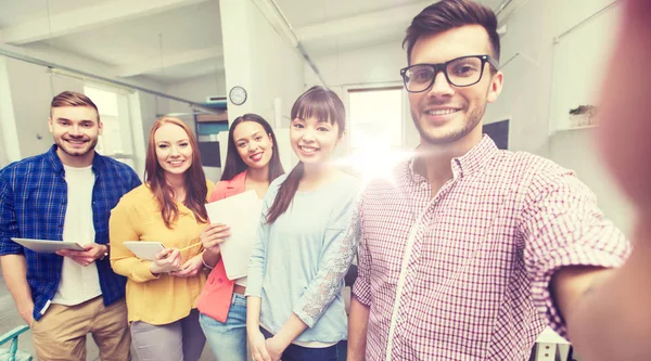 Kreativ verksamhet team tar selfie på kontor — Stockfoto