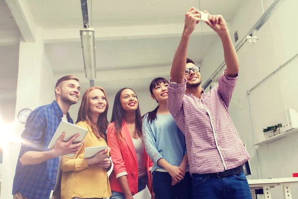 Équipe commerciale créative prenant selfie au bureau — Photo