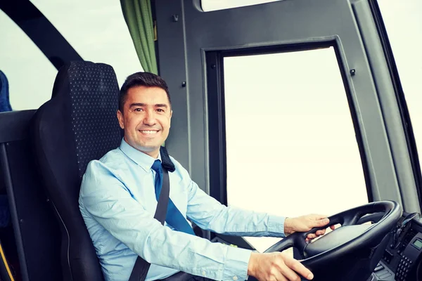 Motorista feliz dirigindo ônibus interurbano — Fotografia de Stock