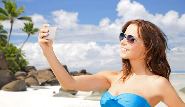 Fürdőruha, figyelembe véve a selfie, a smatphone nő — Stock Fotó
