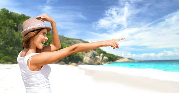 Happy young woman in hat on summer beach — Stock Photo, Image