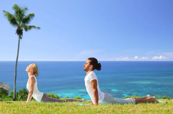 Paar lässt Yoga-Kobra im Freien posieren — Stockfoto