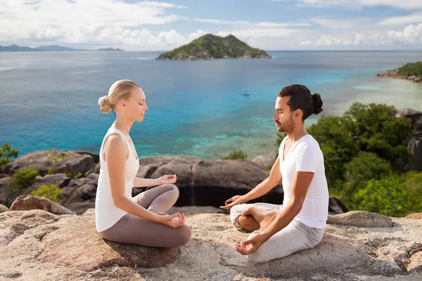 Yoga yaparken ve açık havada meditasyon mutlu çift — Stok fotoğraf