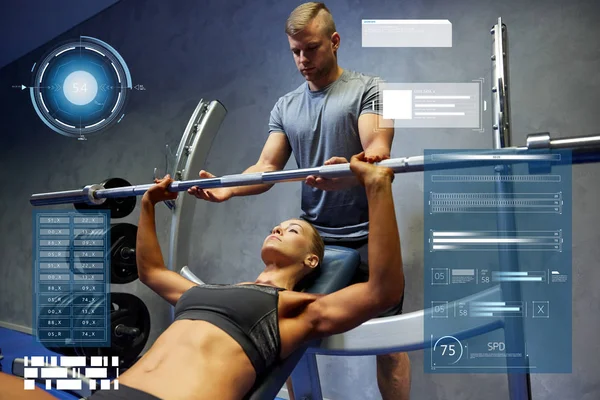 Hombre y mujer con los músculos de flexión de la barra en el gimnasio —  Fotos de Stock