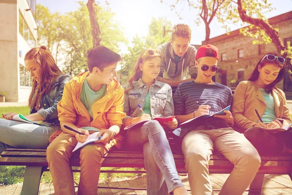 Skupina studentů s notebookem na školním dvoře — Stock fotografie