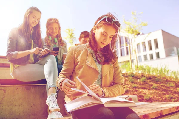 Estudiante de secundaria chica leyendo libro al aire libre — Foto de Stock