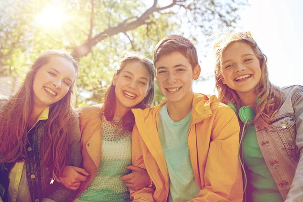 Estudantes adolescentes felizes ou amigos ao ar livre — Fotografia de Stock