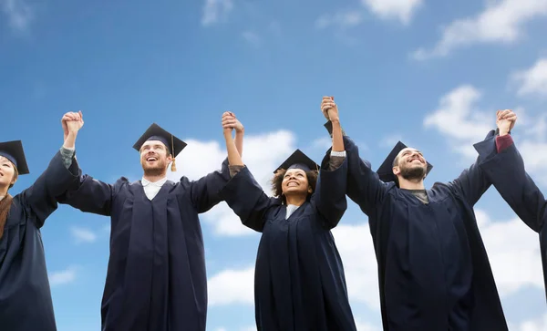 Glückliche Studenten oder Junggesellen feiern ihren Abschluss — Stockfoto