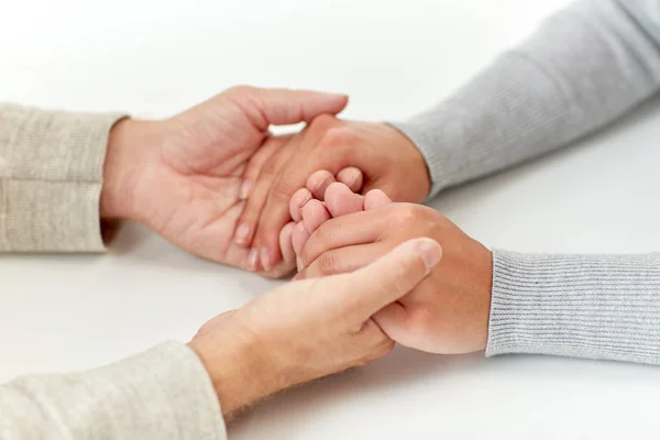 Närbild av gammal man och ung kvinna som håller händerna — Stockfoto