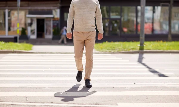 Ανώτερος άνθρωπος περπατώντας κατά μήκος crosswalk πόλη — Φωτογραφία Αρχείου