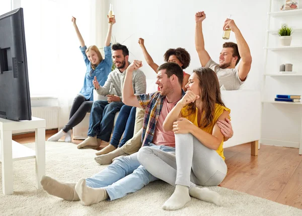 Happy friends with beer watching tv at home — Stock Photo, Image