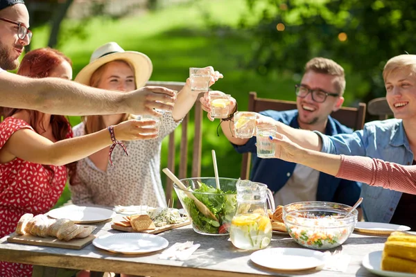 Amigos felices con bebidas en la fiesta del jardín de verano —  Fotos de Stock