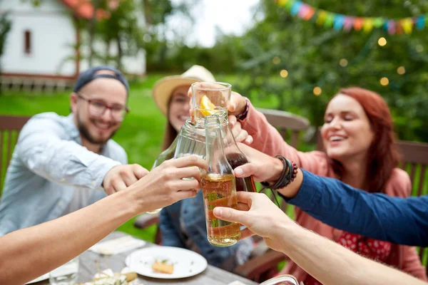 Amici felici con bevande alla festa in giardino estiva — Foto Stock