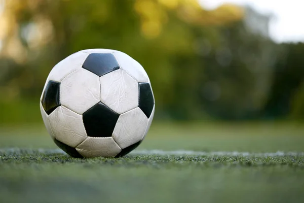 Fodbold på fodboldbanen mærkning linje - Stock-foto