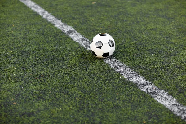 Футбольний м'яч на лінії розмітки футбольного поля — стокове фото