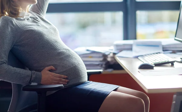 Zwangere zakenvrouw zitten op kantoor — Stockfoto