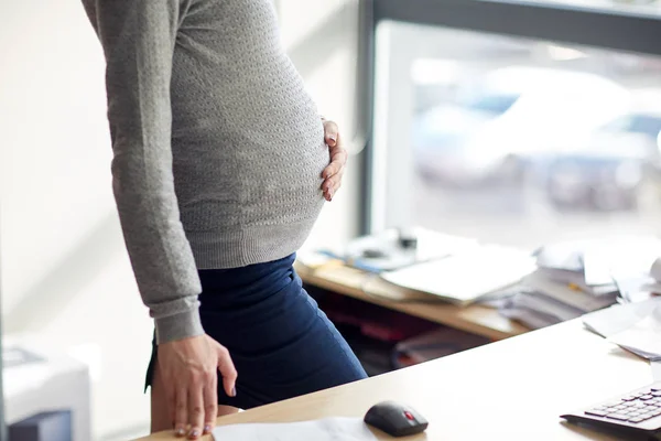 Empresaria embarazada con computadora en la oficina — Foto de Stock