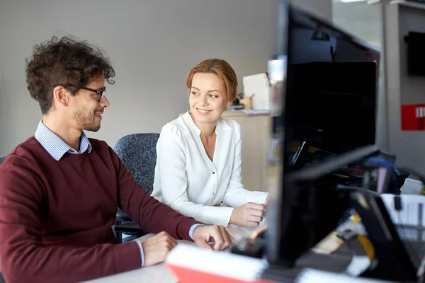 Feliz equipo de negocios trabajando en la oficina — Foto de Stock