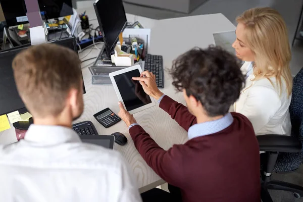 Бизнес-команда с планшетным компьютером в офисе — стоковое фото