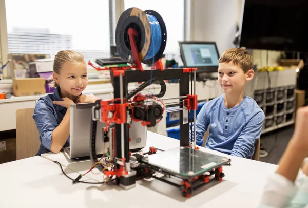 机器人学校的快乐孩子们带着3D打印机 — 图库照片