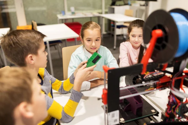 ロボット学校の3Dプリンタを持つ幸せな子供たちは — ストック写真