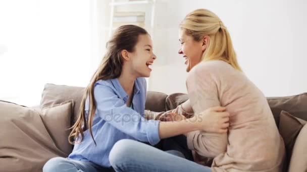 Familia feliz divirtiéndose y cosquillas en casa — Vídeos de Stock