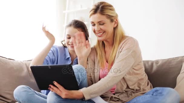 Familie met tablet pc met video chat thuis — Stockvideo