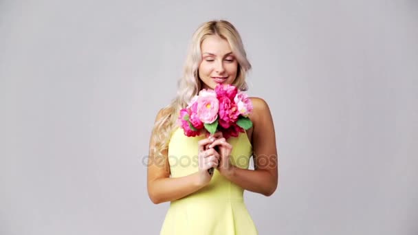 Glad ung kvinna med blommor — Stockvideo