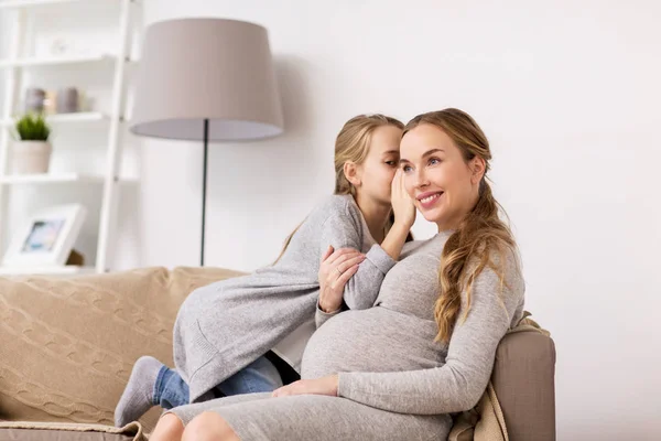 Szczęśliwy w ciąży kobieta i dziewczynka plotkować w domu — Zdjęcie stockowe