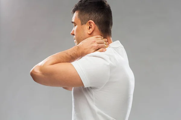 Közeli férfi szenved nyaki fájdalom — Stock Fotó