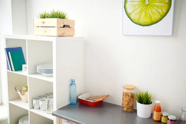 Casa moderna cocina interior con comida en la mesa —  Fotos de Stock