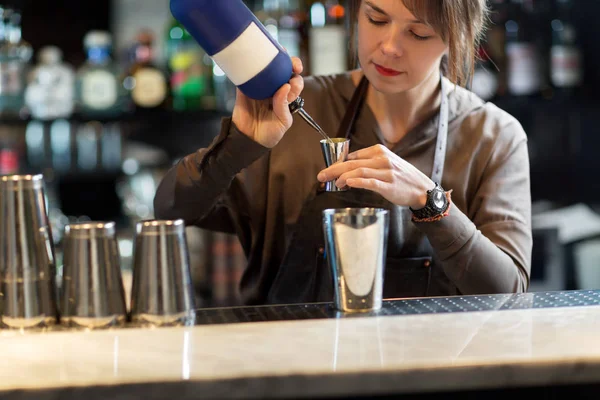 Barmanka z shaker przygotowania koktajlu w barze — Zdjęcie stockowe