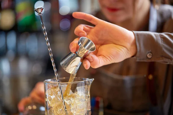 Barman com coquetel jigger e vidro no bar — Fotografia de Stock