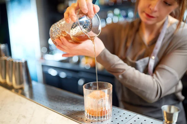 Barista con bicchiere e brocca preparazione cocktail — Foto Stock