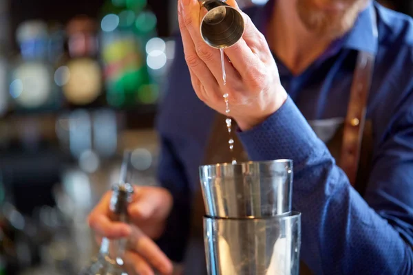 Barman z shaker przygotowania koktajlu w barze — Zdjęcie stockowe