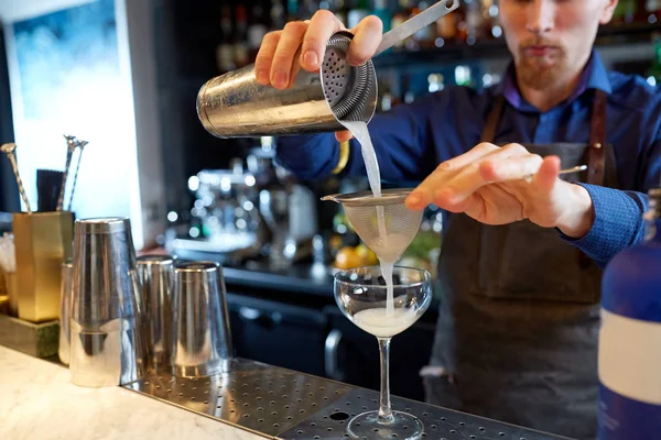 Barista con shaker preparare cocktail al bar — Foto Stock