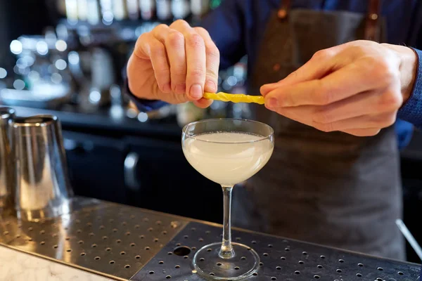 Barman z kieliszek koktajlowy i cytryny w bar — Zdjęcie stockowe