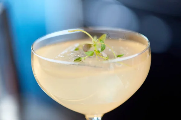 Primo piano di vetro con cocktail al bar — Foto Stock