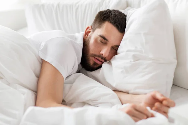 Närbild på mannen som sover i sängen hemma — Stockfoto