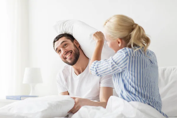 Casal feliz ter travesseiro luta na cama em casa — Fotografia de Stock