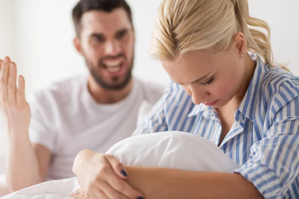 Pareja infeliz teniendo conflicto en la cama en casa — Foto de Stock