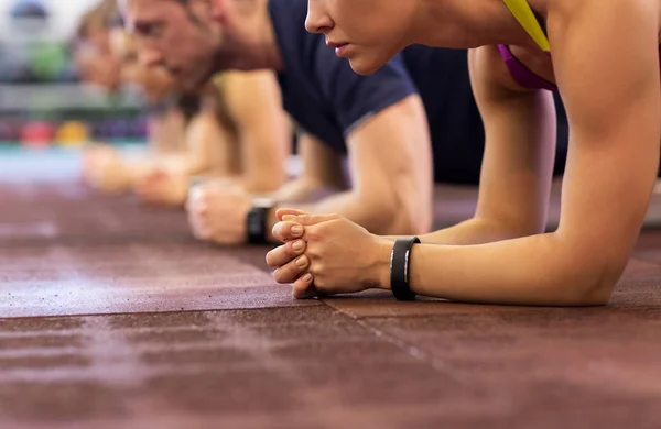 Group of people exercising in gym — Stock Photo, Image