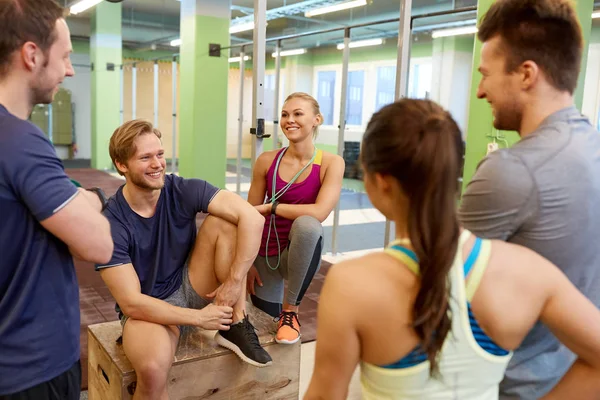 Grupp glada vänner i gym — Stockfoto