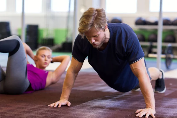 Man utövar och göra planka rak arm i gymmet — Stockfoto