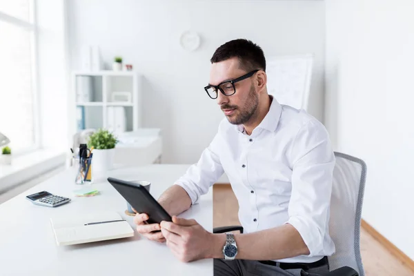 Hombre de negocios con tablet pc en la oficina — Foto de Stock